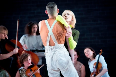 Ekstase in Musik und Tanz: MOUVOIR/Stephanie Thierschmit „Bronze by Gold“ im tanzhaus nrw © Martin Rottenkolber