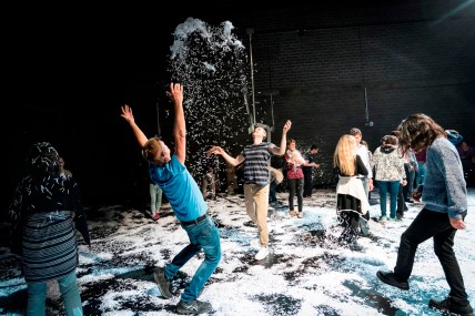 Papierschlacht in "x / groove space" von Sebastian Matthias; Foto: Katja Illner